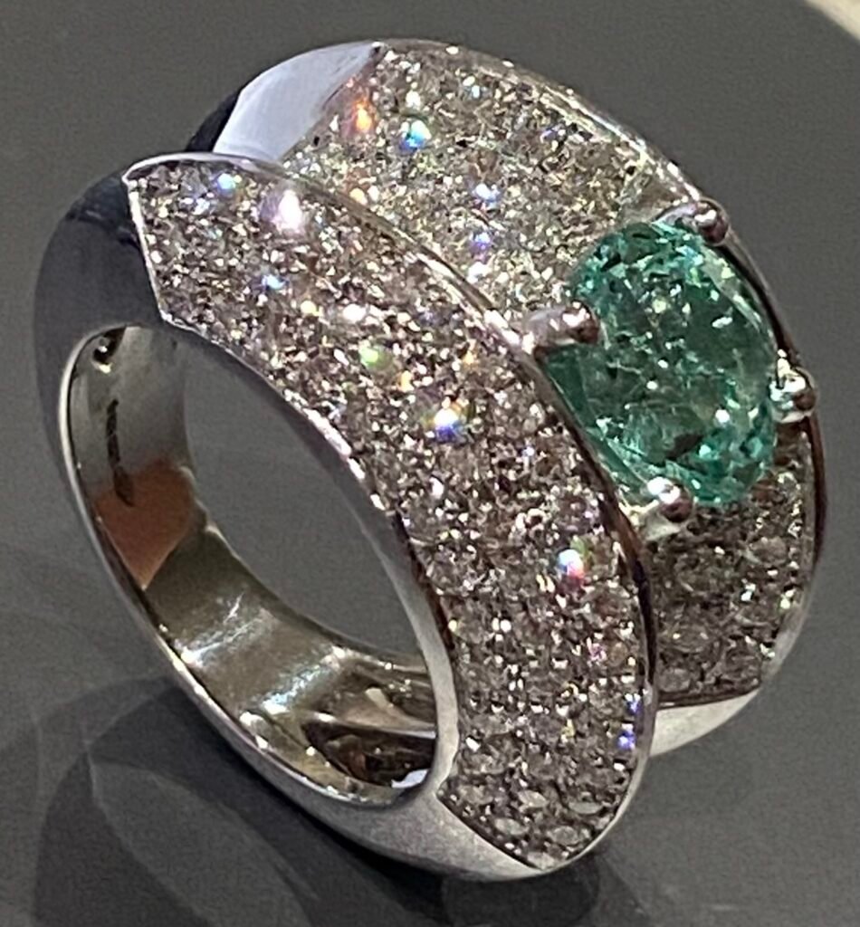 Anello in oro bianco con smeraldo colombiano